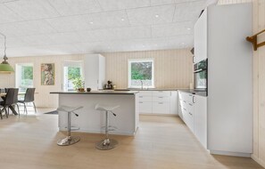 ثلاجة، فرن، موقد طهي مسطح، غسالة أطباق