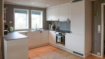 Kühlschrank, Geschirrspüler, Wasserkocher mit Kaffee-/Teezubehör