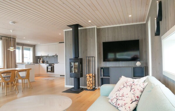 Fireplace - 4 bedroom cozy home in Færvik (Færvik)