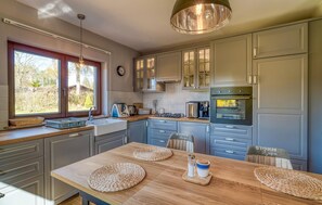 Fridge, oven, stovetop, coffee/tea maker