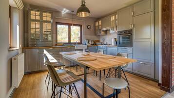 Fridge, oven, stovetop, coffee/tea maker