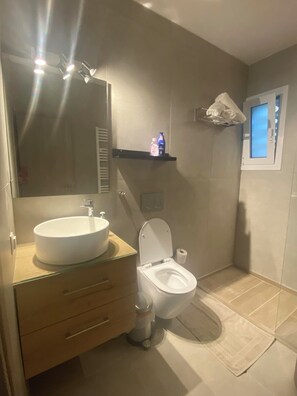 Sèche-cheveux, serviettes fournies, savon, papier toilette