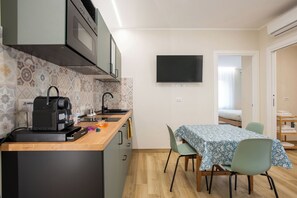 Fridge, stovetop, electric kettle, cookware/dishes/utensils - Aurelius Design Loft 2 by Cornelia Subway (Roma)