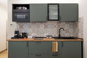 Fridge, stovetop, electric kettle, cookware/dishes/utensils - Aurelius Design Loft 2 by Cornelia Subway (Roma)