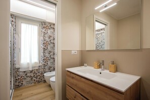 Hair dryer, towels, toilet paper - Aurelius Design Loft 2 by Cornelia Subway (Roma)