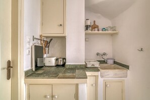 Réfrigérateur, plaque de cuisson, cafetière/bouilloire, grille-pain