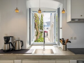 冷蔵庫、電子レンジ、オーブン、コンロ