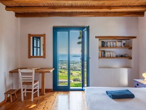 3 bedrooms, desk, iron/ironing board, travel crib