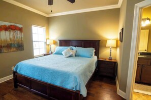 3 室のベッドルーム、デスク、アイロン / アイロン台、旅行用ベビーベッド