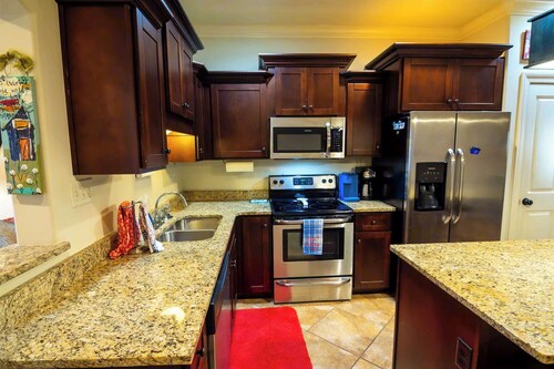 Mins to Ole Miss~Private Yard~Communal Pool~Grill