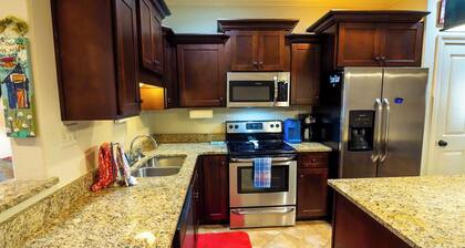 Mins to Ole Miss~Private Yard~Communal Pool~Grill