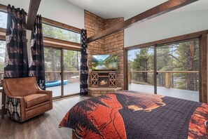 5 soverom, skrivebord, strykejern/-brett og reiseseng for barn