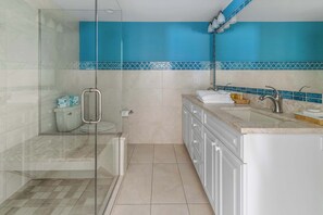 Douche, sèche-cheveux, serviettes fournies