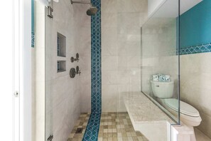 Douche, sèche-cheveux, serviettes fournies