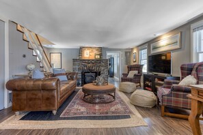 Smart TV, fireplace, offices - Waterfront Cottage Retreat By Evergreen Home (Becket)