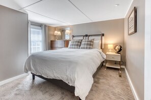 3 bedrooms, desk, iron/ironing board, travel cot - Waterfront Cottage Retreat By Evergreen Home (Becket)