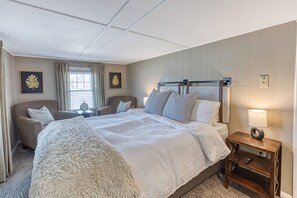 3 bedrooms, desk, iron/ironing board, travel cot - Waterfront Cottage Retreat By Evergreen Home (Becket)