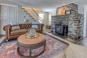 Smart TV, fireplace, offices - Waterfront Cottage Retreat By Evergreen Home (Becket)