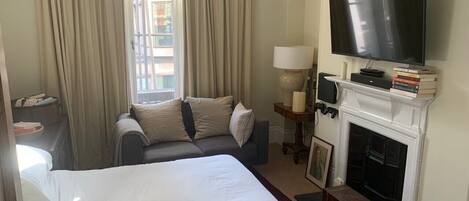 Iron/ironing board, WiFi, bed sheets