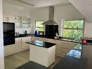 Køleskab, mikrobølgeovn, ovn, kogeplade