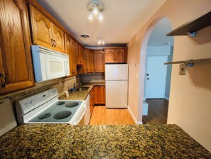 Jääkaappi, mikroaaltouuni, uuni, liesi