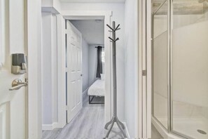 3 bedrooms, desk, WiFi, bed sheets