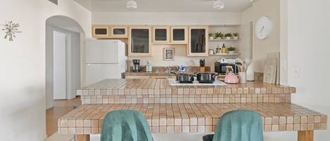 冷蔵庫、電子レンジ、オーブン、コンロ