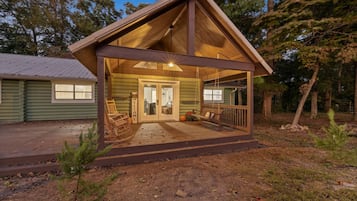 Cabin, 3 Bedrooms, Accessible, Balcony | Front of property