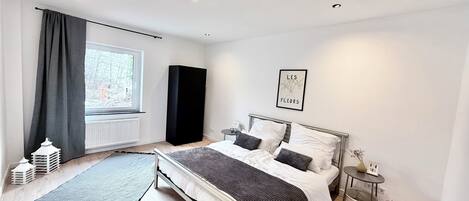 2 chambres, fer et planche à repasser, Wi-Fi, draps fournis