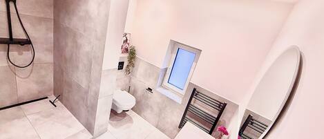 Een douche, een haardroger, handdoeken, zeep