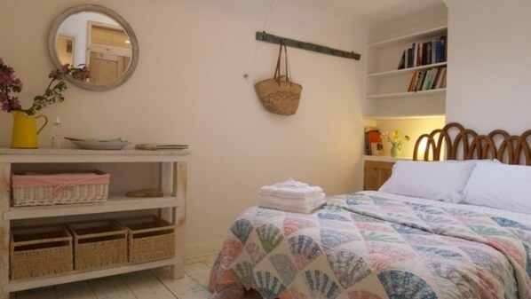 Double bedroom - Flat One Harbour Street is a quaint first floor 1 bedroom apartment in the heart of Whitstable, only 90 paces to the sea. (Kent)