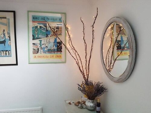 Flat One Harbour Street is a quaint first floor 1 bedroom apartment in the heart of Whitstable, only 90 paces to the sea.