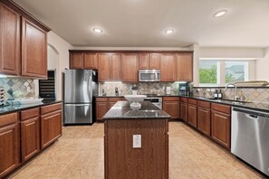 ثلاجة، ميكروويف، فرن، موقد طهي مسطح