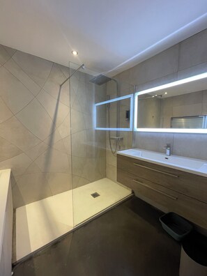Een douche, een haardroger, handdoeken, zeep