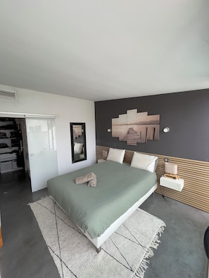 3 habitaciones, tabla de planchar con plancha, wifi y ropa de cama 