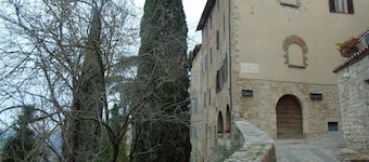 Angela's House on the Ancient Walls of Todi for 2/4 people