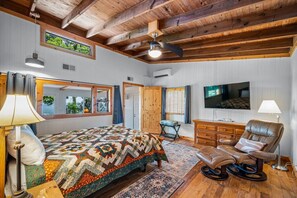 2 bedrooms, desk, free WiFi, bed sheets