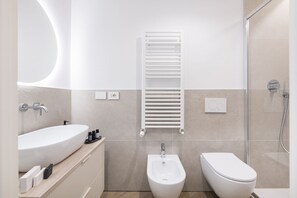 Dusche, Haartrockner, Bidet, Handtücher