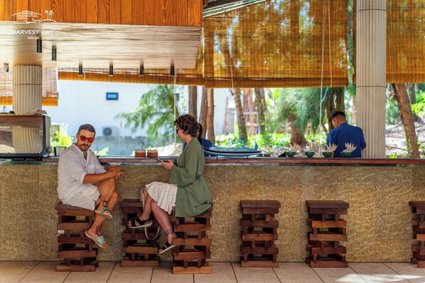 Un espace bar avec des tabourets en bois et un comptoir.