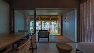 Phòng Suite dành cho gia đình, quang cảnh biển | Khu phòng khách | Smart TV 32-inch có truyền hình kỹ thuật số