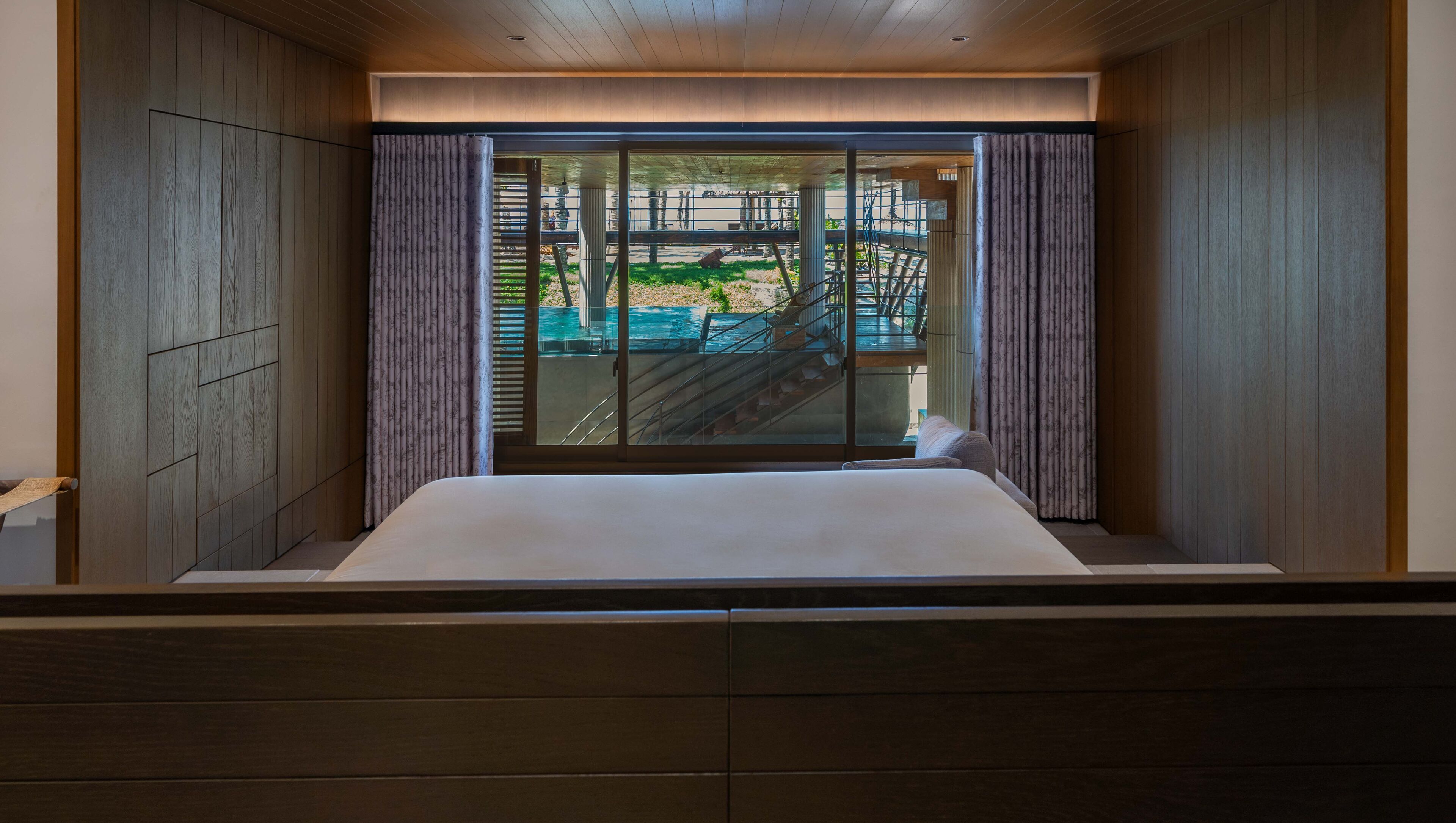 Premium bedding, down duvets, minibar, desk