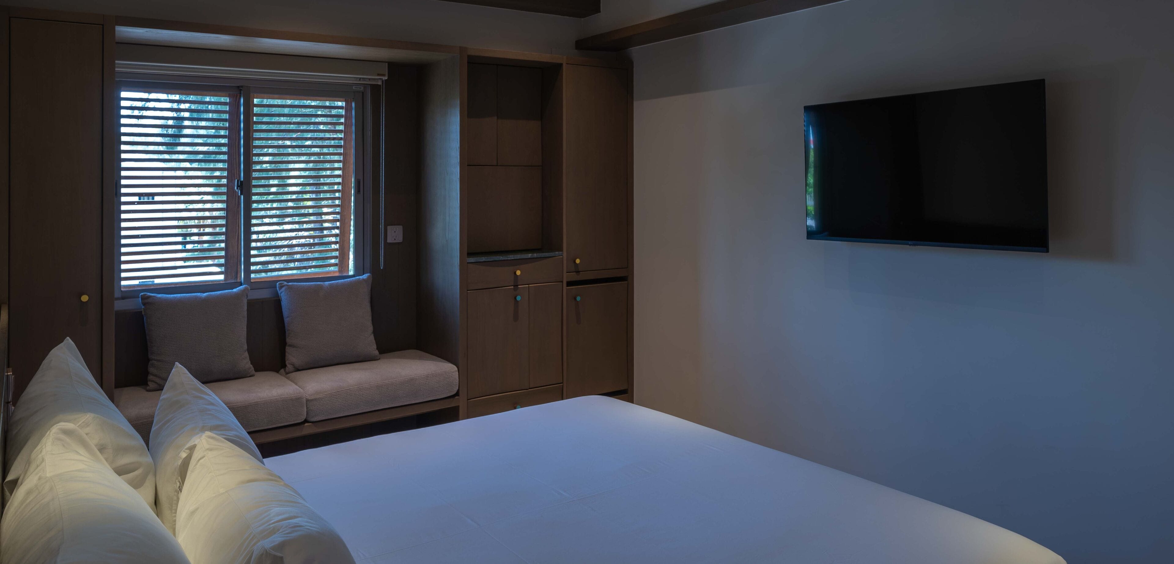 Premium bedding, down duvets, minibar, desk