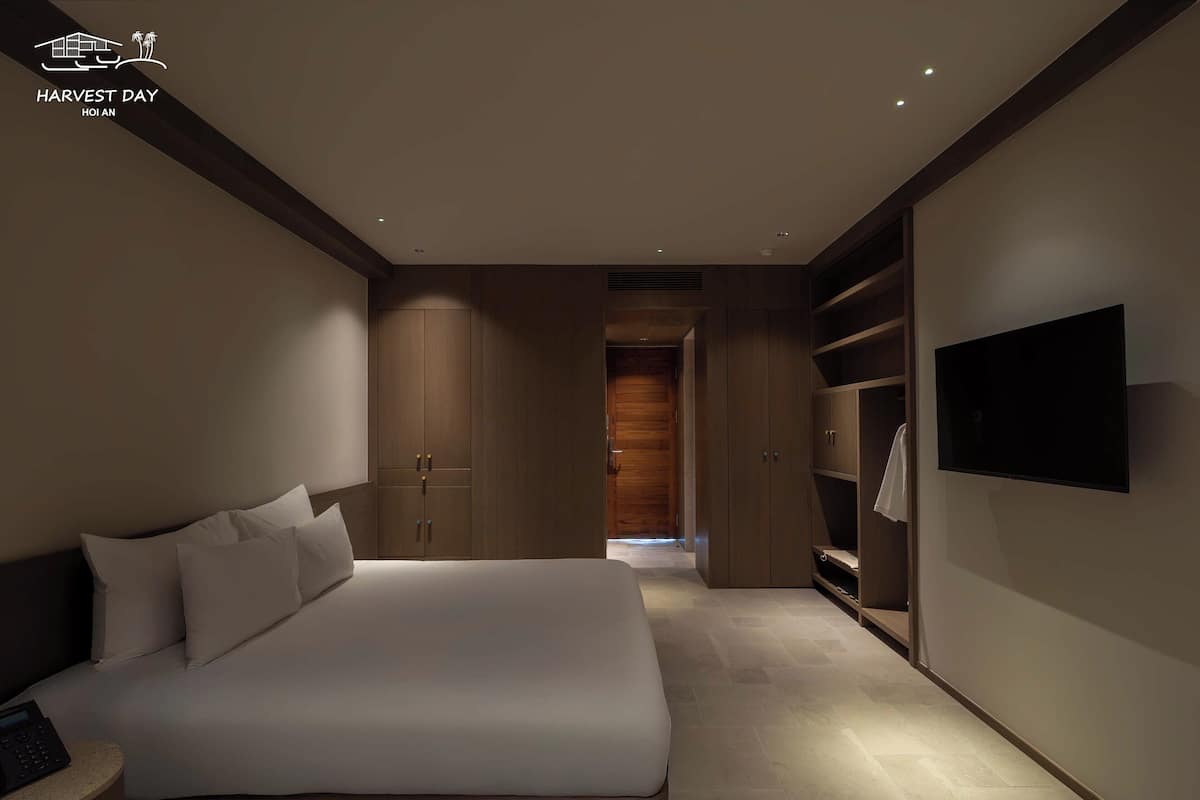 2 bedrooms, premium bedding, down duvets, minibar