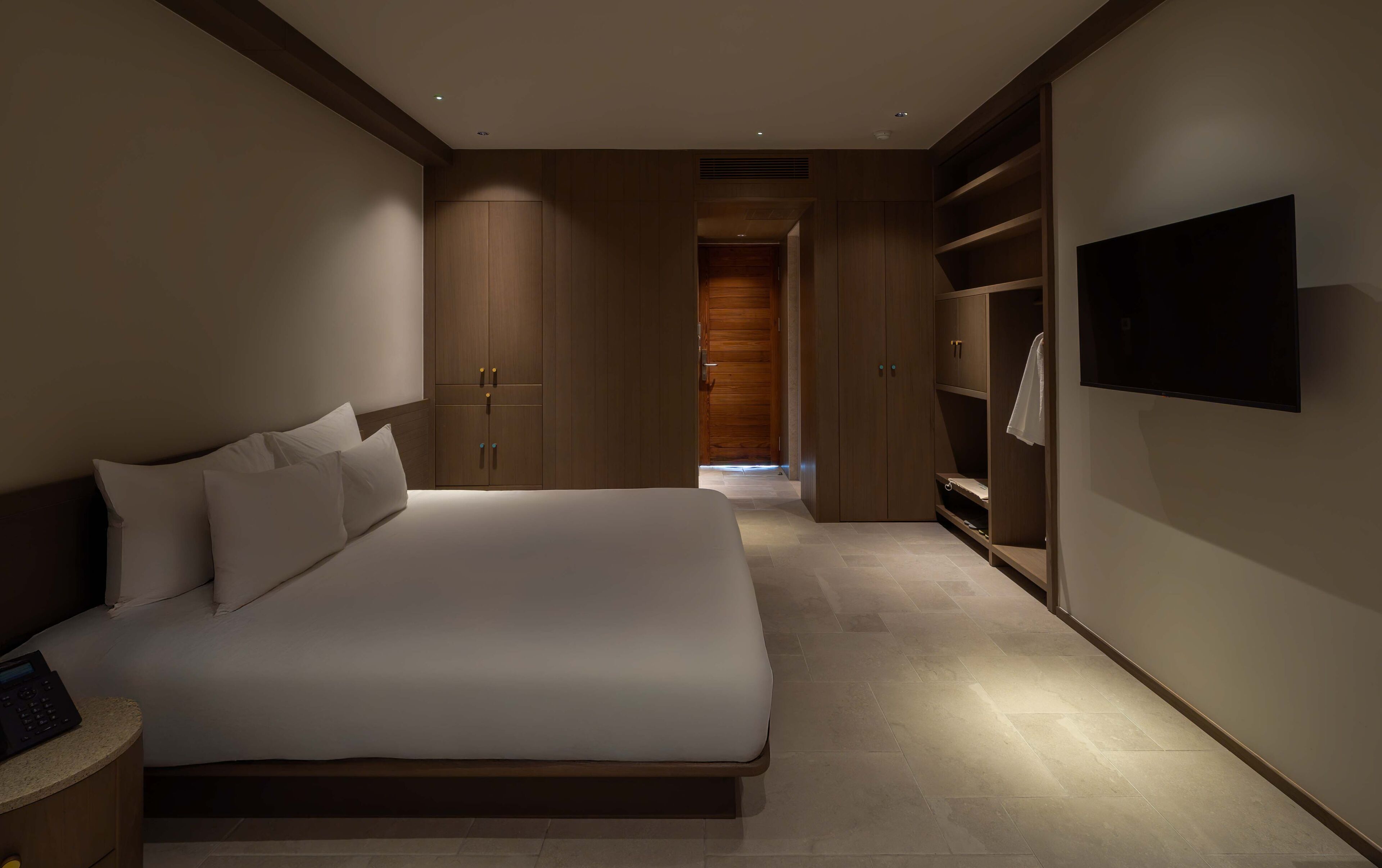 Premium bedding, down duvets, minibar, desk