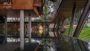 Un bâtiment moderne doté d’un plancher en verre, de poutres en bois et de rampes en métal.