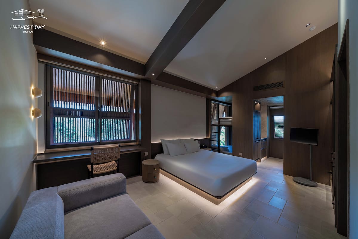 2 bedrooms, premium bedding, down duvets, minibar