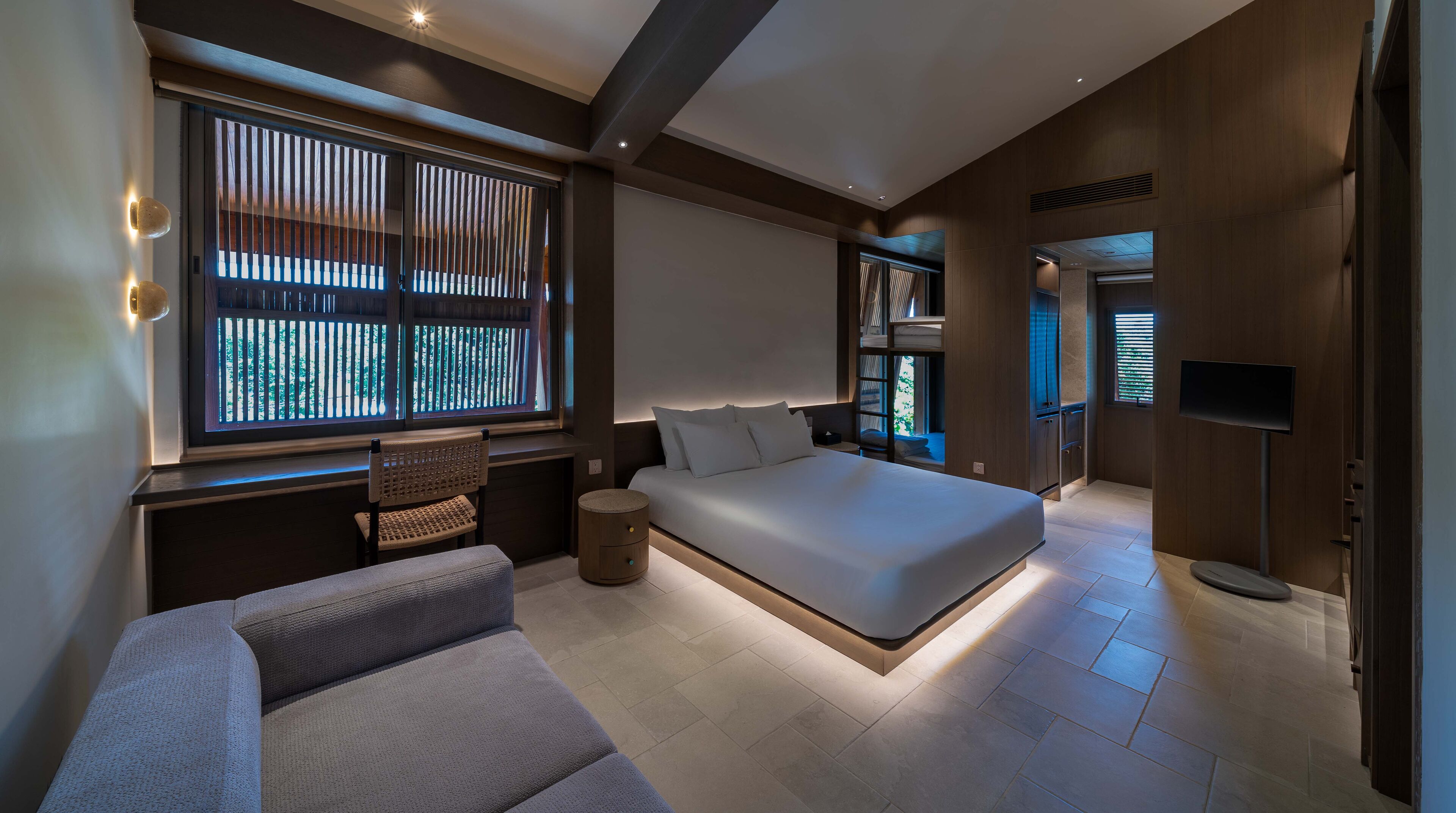 Premium bedding, down duvets, minibar, desk