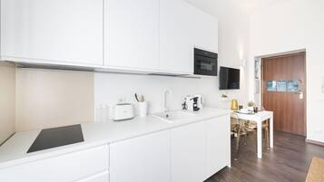 KĂŒhlschrank, Mikrowelle, Herdplatte, GeschirrspĂŒler