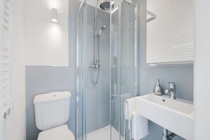 Shower, hair dryer, towels