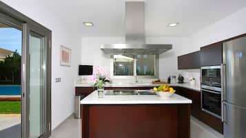 Villa, Accessible | 5 bedrooms, Internet